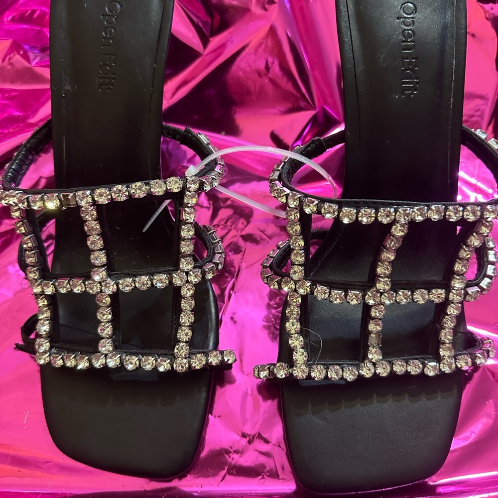 Black with jeweled 2 1/2 in Open Edit size 6.5 cost $135